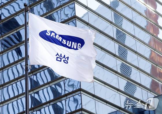 삼성전자 서울 서초 사옥 앞에 깃발이 나부끼고 있다.ⓒ 뉴스1 DB