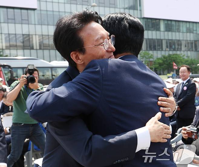 김민석 국무총리와 정청래 더불어민주당 대표가 10일 오전 서울 종로구 광화문광장에서 열린 제100주년 6·10 만세운동 기념식에서 만나 부둥켜 안고 있다. (공동취재) 2026.6.10 ⓒ 뉴스1 김명섭 기자