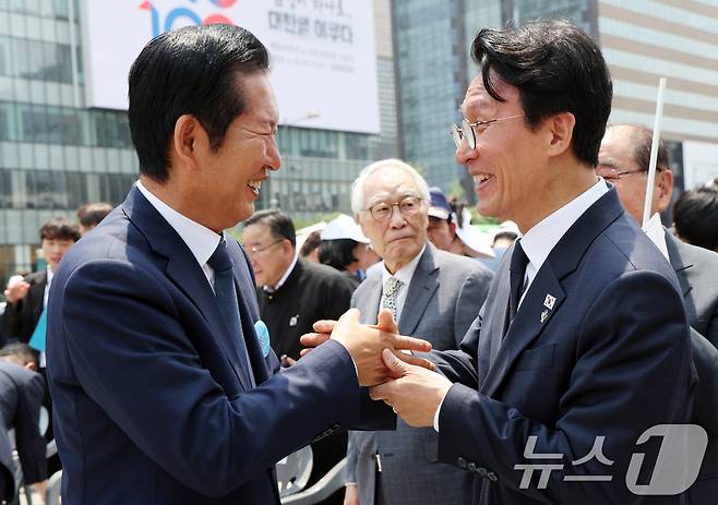 김민석 국무총리와 정청래 더불어민주당 대표가 10일 오전 서울 종로구 광화문광장에서 열린 제100주년 6·10 만세운동 기념식을 마치고 인사를 하고 있다. 2026.6.10 ⓒ 뉴스1 김명섭 기자