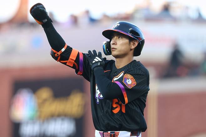 San Francisco Giants' Jung Hoo Lee gestures to his teammates after hitting a single during the third inning of a baseball game against the Washington Nationals in San Francisco, Tuesday, June 9, 2026. (AP Photo/Jed Jacobsohn)
<저작권자(c) 연합뉴스, 무단 전재-재배포, AI 학습 및 활용 금지>