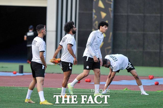 모하메드 살라(왼쪽 두번째)를 비록한 이집트 축구국가대표팀 선수들이 2023년 아프리카 네이션스컵에 대비한 소집훈련을 하고 있다. /카이로(이집트)=신화 뉴시스