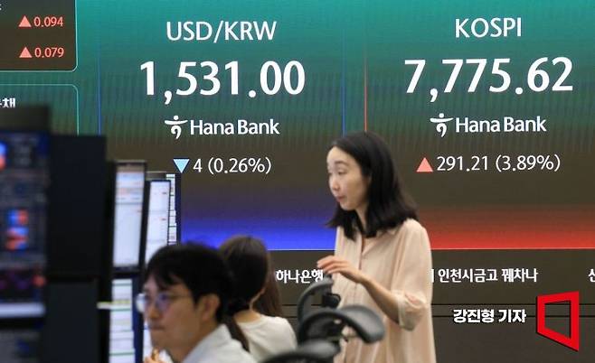 9일 서울 중구 하나은행 딜링룸 전광판에 환율이 표시돼 있다. 2026.6.9 강진형 기자