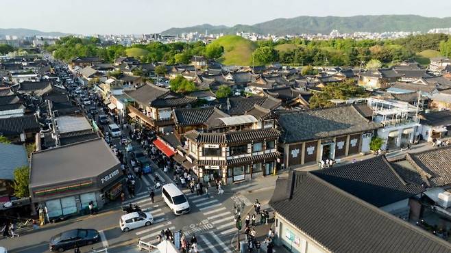 황리단길과 대릉원 일대를 찾은 관광객들이 경주의 역사문화유산과 다양한 먹거리·관광 콘텐츠를 즐기고 있다. 경주시 제공