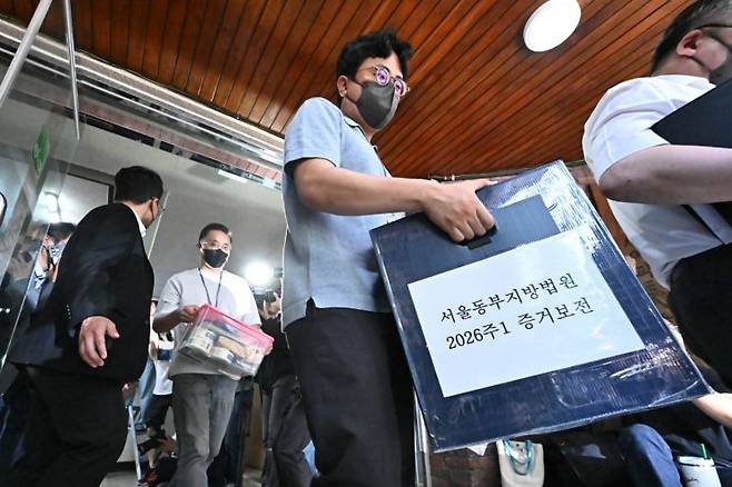 서울동부지방법원 관계자들이 10일 6·3 지방선거 당시 서울 송파구 잠실7동 제2투표소였던 아파트 노인정에서 현장 검증을 마친 뒤 나오고 있다. 연합뉴스