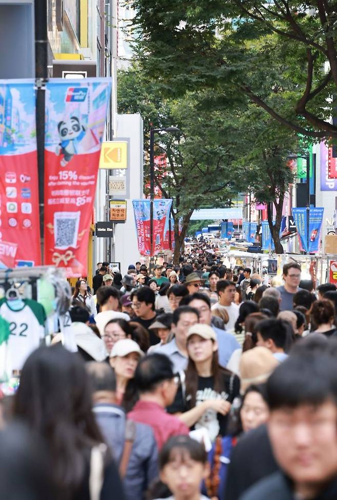 서울 중구 명동 거리에 관광객과 시민들이 오가고 있다. 연합뉴스
