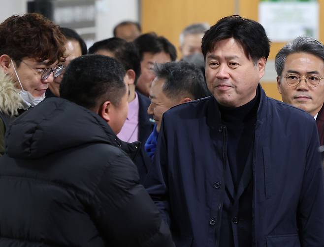 김용 전 더불어민주당 민주연구원 부원장이 2023년 11월 30일 서울 서초구 서울중앙지법에서 열린 민주당 불법 대선자금 의혹 선고 공판에 출석하고 있다. /뉴시스