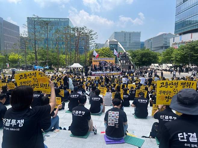 전국화학식품석유산업노동조합 카카오지회가 10일 경기 분당시 판교에서 고용 안정 쟁취와 공동 교섭 촉구를 요구하는 결의대회를 진행하고 있다. ⓒ데일리안 이주은 기자