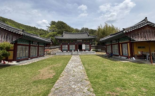 원강서원 마당. 정면은 강당인 여수당, 왼쪽 건물은 서재인 형모재, 오른쪽은 동재인 영수재. 사진=최수상 기자