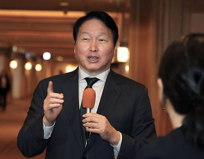 최태원 SK그룹 회장 겸 대한상공회의소 회장이 지난 9일 일본 도쿄 제국호텔에서 열린 닛케이포럼 '아시아의 미래' 한일 특별세션을 마친 뒤 한국 특파원단과 만나 질의응답을 하고 있다. SK그룹 제공