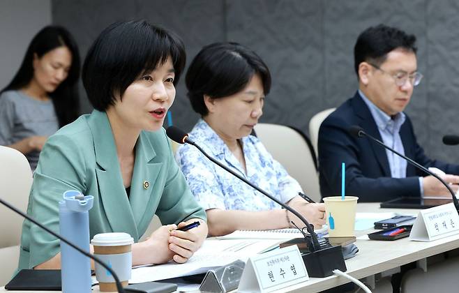 현수엽 보건복지부 제1차관이 서울 용산구 KTX 서울역 회의실에서 열린 '기초연금 개편방향 전문가 포럼'에서 발언하고 있다. 연합뉴스
