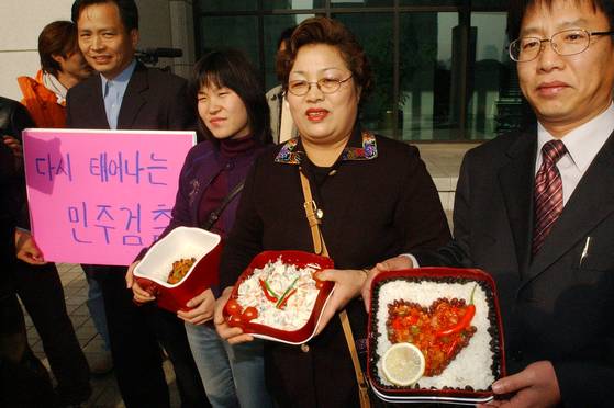 2003년 송광수 검찰총장과 안대희 대검 중수부장의 팬 클럽 회원들이 도시락을 전달하기 위해 대검찰청을 방문해 도시락을 보여주고 있다. 중앙포토