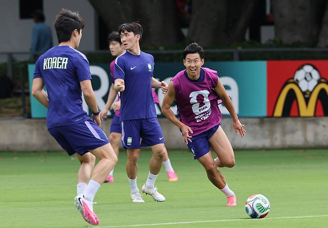 홍명보 축구대표팀 감독은 월드컵 본선에서 활용할 득점 공식에 손흥민을 포함시키기 위한 노력을 이어가고 있다. 뉴스1