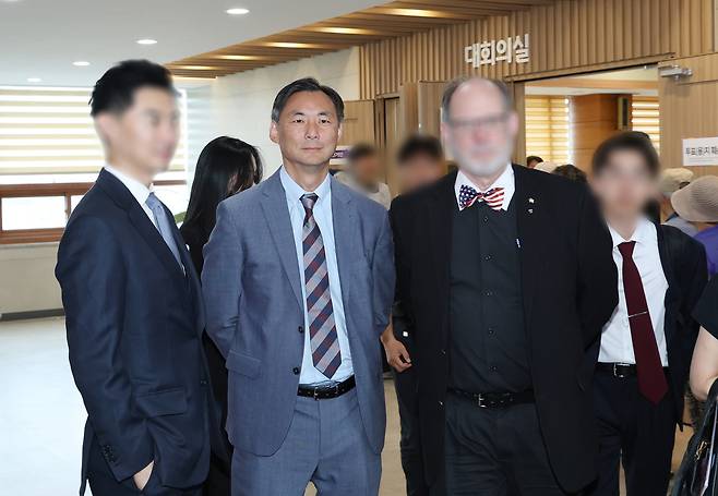 이재명 대통령 명예훼손 혐의로 경찰 수사를 받는 모스 탄 미국 리버티대 교수가 지난달 29일 사전투표가 진행되고 있는 경기도 평택시 안중읍 행정복지센터를 방문하고 있다. 연합뉴스