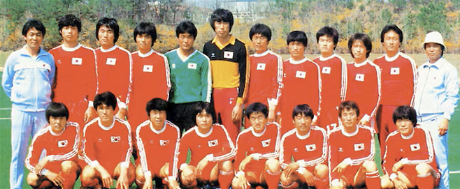 1983 세계청소년축구대회에 출전한 한국 대표팀과 박종환 감독(뒷줄 맨 오른쪽). 대한축구협회 제공