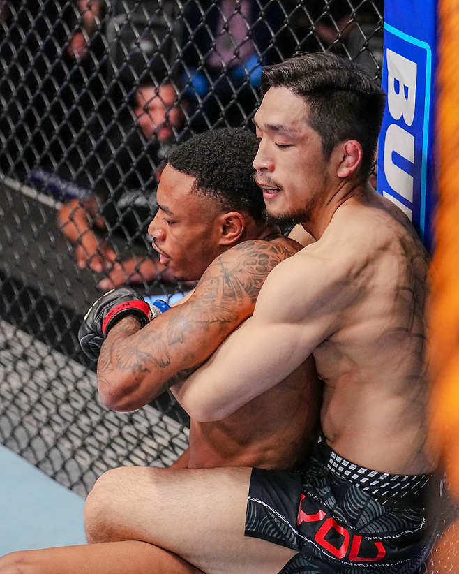 유수영이 2026년 3월 미국 네바다주 엔터프라이즈의 메타 에이펙스에서 열린 UFC 파이트 나이트 269를 통해 한국계 파이터 일라이자 샤쿠어 스미스를 상대하고 있다. 사진=TKO