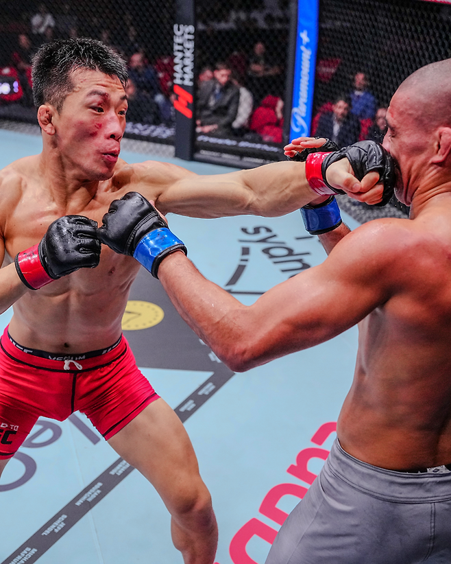 ‘피지컬: 100’ 김상욱이 2026년 2월 호주 시드니 슈퍼돔 Road to UFC 시즌4 라이트급 결승전에서 돔 마팬을 공격하고 있다. 아시아 인재 발굴 프로젝트 RTU 토너먼트를 제패하면 UFC와 정식 계약을 한다. 사진=TKO