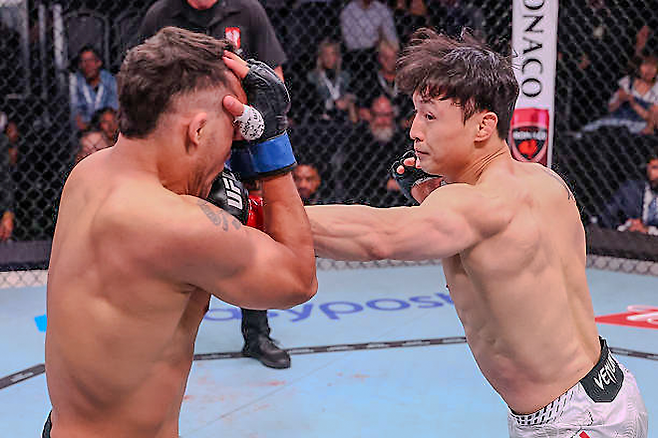 명예의 전당 헌액자 ‘코리안 슈퍼보이’ 최두호가 2026년 5월 미국 네바다주 엔터프라이즈 메타 에이펙스 UFC 파이트 나이트 276 코-메인이벤트에서 다니에우 구스타부 곤자가 산투스를 공격하고 있다. 사진=TKO