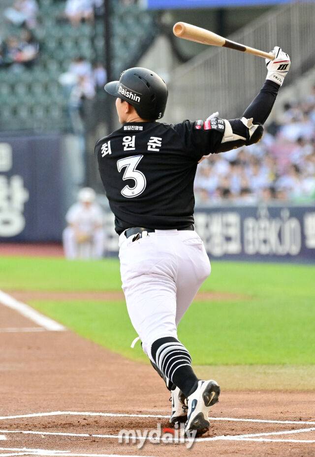 2026년 5월 28일 오후 서울 잠실구장에서 열린 '2026 신한 SOL KBO리그' KT 위즈와 두산 베어스의 경기. KT 최원준이 1회초 선두타자로 나와 타격하고 있다./마이데일리