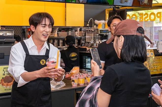 9일 컴포즈커피 성수코리아IT점에서 개그맨 김원훈이 연유 수박 팥빙을 증정하고 있다. (사진=컴포즈커피 제공) *재판매 및 DB 금지