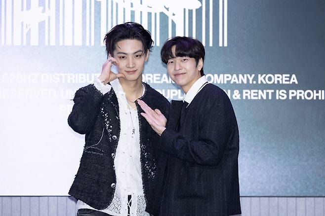 왼쪽부터 제이비, MC 유재필. 528헤르츠 제공