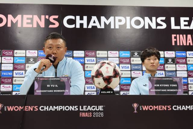 ▲ 5월 19일 경기도 수원종합운동장에서 열린 아시아축구연맹(AFC) 여자 챔피언스리그(AWCL) 4강 기자회견에서 내고향여자축구단 리유일 감독과 김경영 선수가 취재진 질문에 답하고 있다. ⓒ연합뉴스