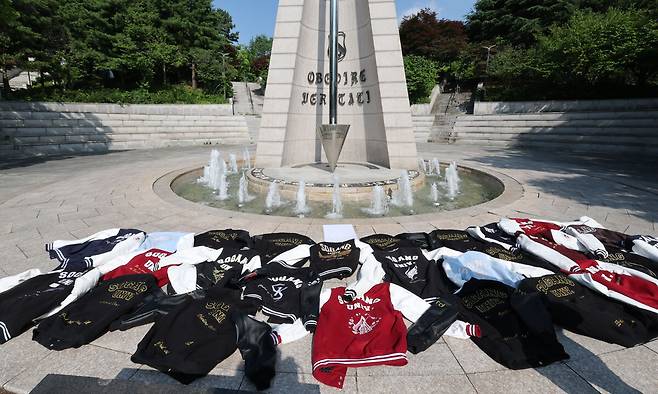 주요 대학교 총학생회가 6·3 지방선거 투표용지 부족 사태를 규탄하고 대책 마련을 촉구하는 시국선언을 진행하는 10일 서울 마포구 서강대학교 알바트로스탑 앞에 시국선언에 대한 지지 의사를 밝히며 학생들이 벗어둔 학과 점퍼가 놓여 있다. 연합