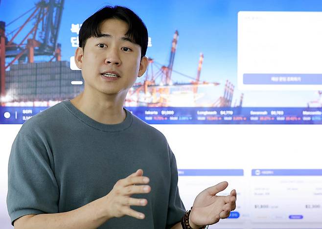 최선진 서프컴퍼니 대표가 최근 서울 영등포구의 한 사무실에서 진행한 세계일보와의 인터뷰에서 해상 운임 시장의 정보 비대칭 문제와 디지털 전환 비전에 대해 설명하고 있다. 이재문 기자