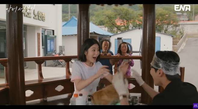 강아지를 치료하는데 성공한 두 사람. 유튜브 채널 'ENA DRAMA' 영상 캡처