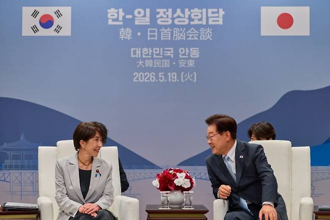 한-일 소인수 정상회담 - 이재명 대통령과 다카이치 사나에 일본 총리가 지난달 19일 경북 안동 한 호텔에서 소인수 정상회담을 하고 있다. 청와대 제공