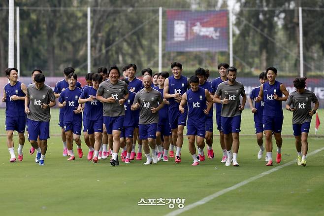 한국축구대표팀 선수들이 지난 9일 멕시코 과달라하라에서 진행된 훈련에서 달리기로 몸을 풀고 있다. 과달라하라 | 문재원 기자