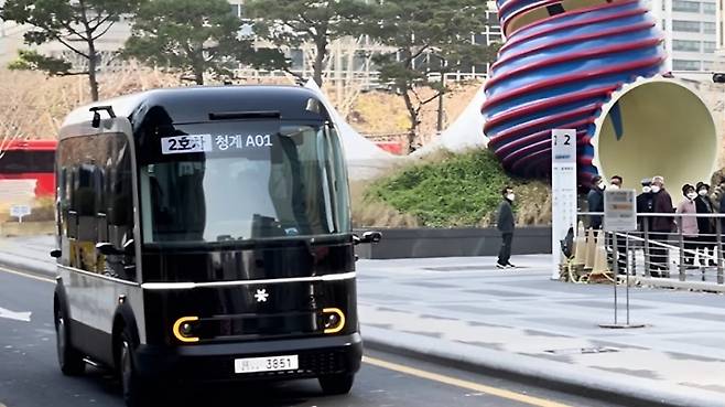 포티투닷에서 개발한 자율주행 차량이 서울시청 주변 청계천 인근 도로를 달리고 있다.