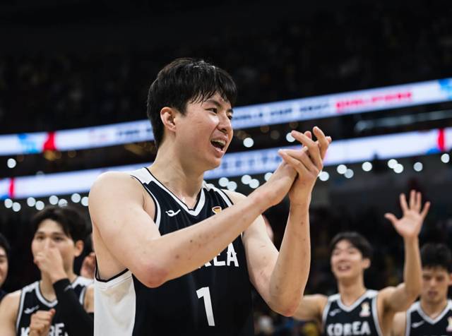 한국 팬들에게 인사하는 이현중. /사진=FIBA