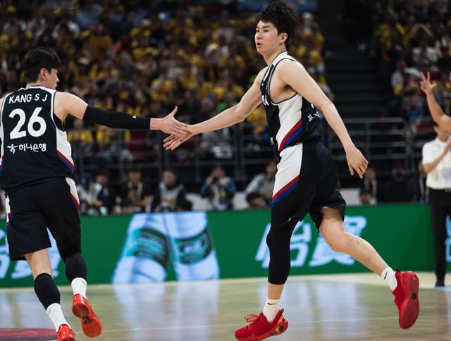 이현중(오른쪽). /사진=FIBA