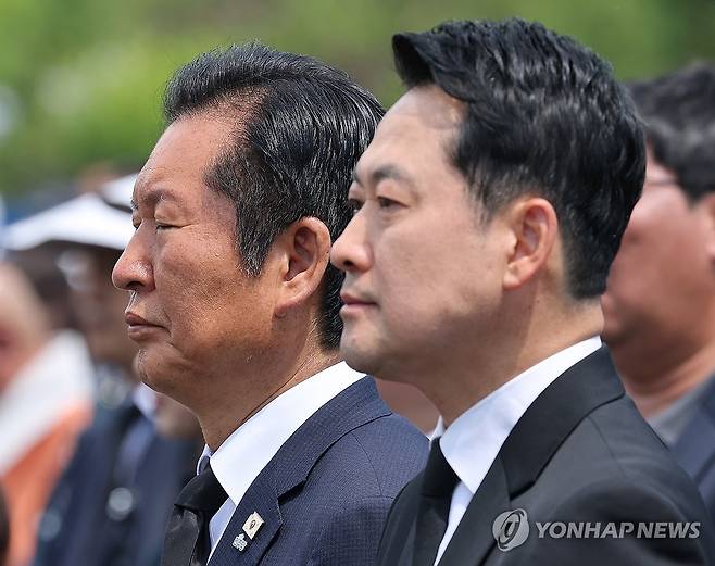 현충일 추념식 참석한 정청래 대표와 장동혁 대표 (서울=연합뉴스) 김도훈 기자 = 더불어민주당 정청래 대표(왼쪽), 국민의힘 장동혁 대표가 6일 서울 동작구 국립서울현충원에서 열린 제71회 현충일 추념식에서 참석해 있다. 2026.6.6 superdoo82@yna.co.kr