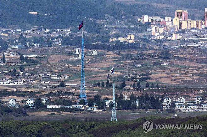 적막한 남북의 경계 (파주=연합뉴스) 임병식 기자 = 8일 경기도 파주시 접경지역에서 바라본 서부전선 비무장지대(DMZ)에 남측 대성동 태극기와 북측 기정동 인공기가 펄럭이고 있다. 2026.5.8 andphotodo@yna.co.kr