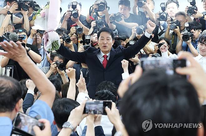 지지자 향해 인사하는 오세훈 시장 (서울=연합뉴스) 김주형 기자 = 6·3 지방선거에서 서울시장 당선이 사실상 확정된 국민의힘 오세훈 후보가 9회 전국동시지방선거일 다음날인 4일 서울 종로구 대왕빌딩에 마련된 선거사무소에서 입장 발표 뒤 지지자들을 향해 인사하고 있다. 2026.6.4 kjhpress@yna.co.kr