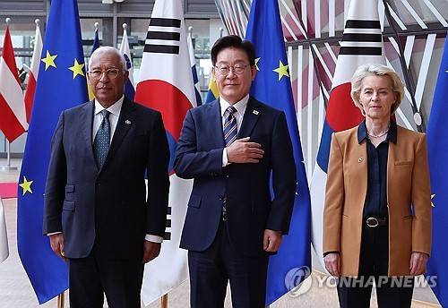 국기에 경례하는 이재명 대통령 (브뤼셀=연합뉴스) 한상균 기자 = 이재명 대통령이 10일(현지시간) 벨기에 브뤼셀 EU이사회 본부에서 안토니우 코스타 EU 정상회의 상임의장, 우르즐라 폰데어라이엔 EU 집행위원장이 참석한 가운데 열린 환영식에서 국기에 경례하고 있다. 2026.6.10