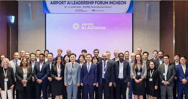 ▲ '공항 AI 리더십 포럼'에서 김범호 인천공항공사 사장직무대행(사진 가운데)과 국내·외 AI 리더들이 기념 촬영을 하고 있다. /사진제공=인천공항공사