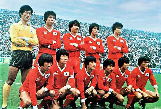 1985년 일본 도쿄국립경기장에서 열린 1986 멕시코 월드컵 일본전에 선발로 나선 한국대표팀 선수들. 앞줄 왼쪽에서 세번째가 이태호. (대한축구협회)