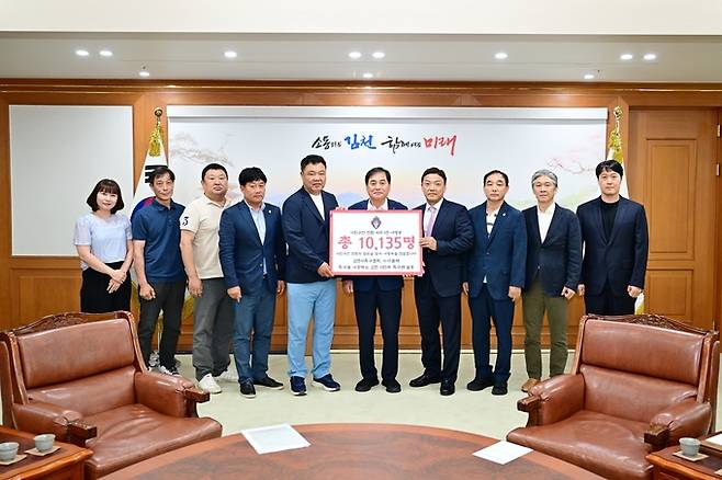 ▲ 김천시축구협회는 지난 10일 배낙호 김천시장을 방문, 1만135명의 염원이 담긴 김천시민축구단 창단을 촉구하는 서명부를 전달했다.