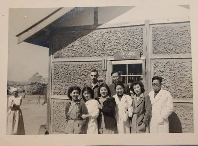 파주 민사처 병원에서 밀라드, 김주일 원장, 간호사들이 함께 찍은 사진으로 추정. 김주일 선생님의 유족께서 저에게 직접 보내주신 사진입니다.