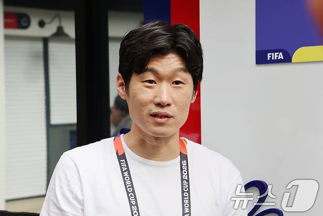 박지성이 10일(현지시간) 멕시코 과달라하라 인근 사포판에 위치한 2026 북중미 월드컵 대한민국 축구 국가대표팀 훈련장인 '치바스 바예 베르데'에서 취재진의 질문에 답하고 있다. ⓒ 뉴스1 임세영 기자