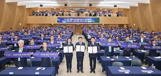 경찰청은 11일 청사 참수리홀에서 지휘부와 시도청 마음 건강 담당자, 전국 경찰관서 생명 지킴이 등 200여 명이 참석한 가운데 '2026 경찰 생명 지킴 비전 선포식'을 개최했다고 밝혔다.(사진=경찰청 제공)