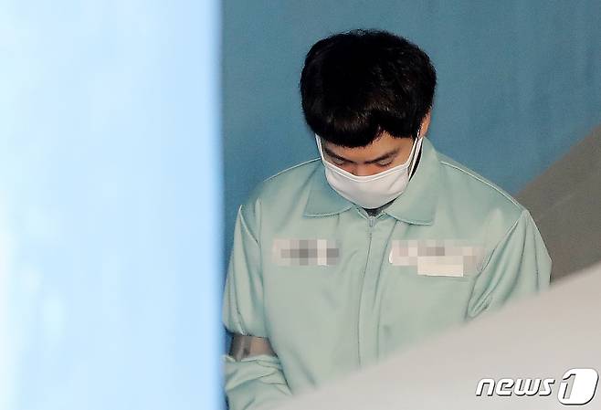 ‘무면허 음주뺑소니' 혐의로 구속 기소된 배우 손승원이 서울 서초구 서울중앙지법에서 열린 도로교통법위반(사고후미조치)등 관련 공판에 출석하고 있다. 2019.2.11 ⓒ 뉴스1 구윤성 기자