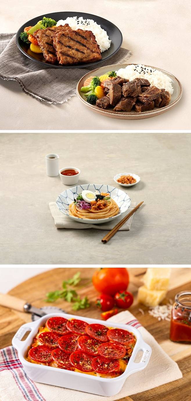 제주항공×삼원가든=갈비찜과 떡갈비, 에어서울×정호영 셰프=김치비빔우동, 이스타항공×빕스=떠먹는 페퍼로니 피자(위부터). /제주항공·에어서울·CJ푸드빌