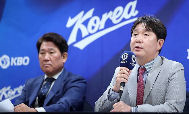 류지현 한국 야구대표팀 감독이 11일 서울 중구 한국프레스센터에서 열린 2026 아시안게임 명단 발표 기자회견 도중 취재진의 질문에 답하고 있다. /뉴스1