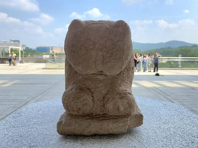 돌호랑이의 정면. 납작한 얼굴에 음각으로 눈코입을 친근하게 새겨넣었다. 국립중앙박물관 제공
