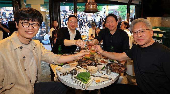 젠슨 황 엔비디아 최고경영자(CEO)가 5일 오후 서울 마포구 홍익대학교 인근의 삼겹살집에서 기업 총수들과 회동, 잔을 부딪치고 있다. 왼쪽부터 이해진 네이버 의장, 구광모 LG그룹 회장, 최태원 SK그룹 회장, 젠슨 황 엔비디아 최고경영자(CEO) (공동취재) 2026.6.5 ⓒ 뉴스1