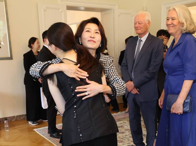 이재명 대통령과 벨기에를 방문 중인 김혜경 여사가 10일(현지시간) 브뤼셀 한국대사관에서 열린 ‘K-클래식 음악인과의 대화’에서 퀸엘리자베스 콩쿠르 준우승 김태연씨와 포옹하고 있다. 연합뉴스