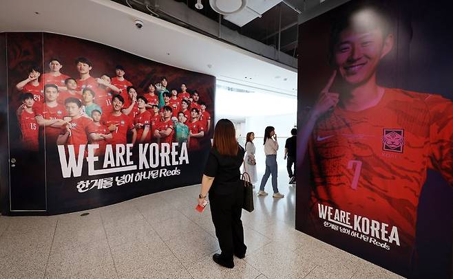 10일 서울 영등포구 더현대 서울 팝업 공간에서 대한축구협회(KFA)의 '대한민국 축구국가대표팀 : 팬들의 베이스캠프' 팝업스토어가 운영되고 있다. 뉴시스